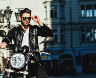 Motorcyklist med läderjacka